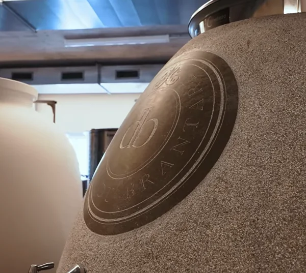 Cuve « œuf en béton » gravée au logo du Domaine du Brantard