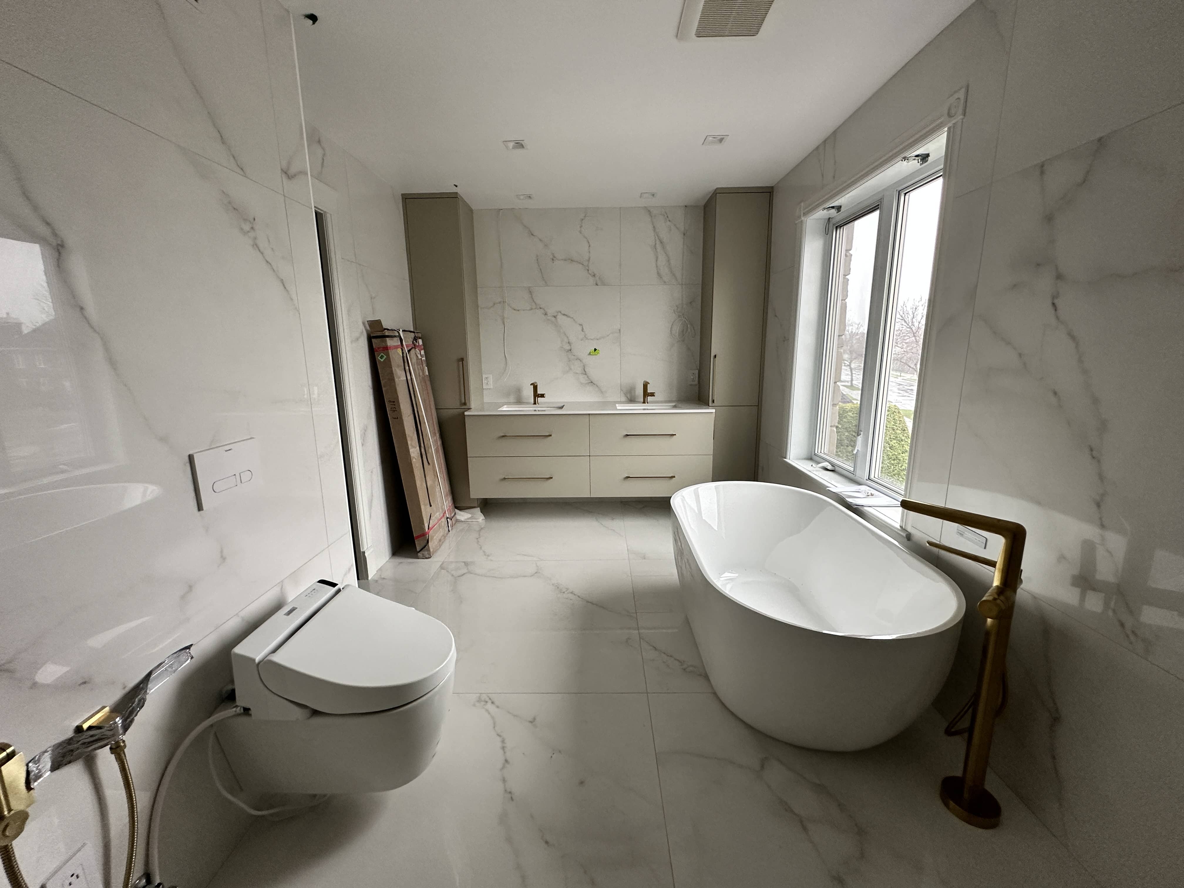 Salle de bain principale de la Maison 4 baignée de lumière naturelle, au design moderne signé Atelier MIM.