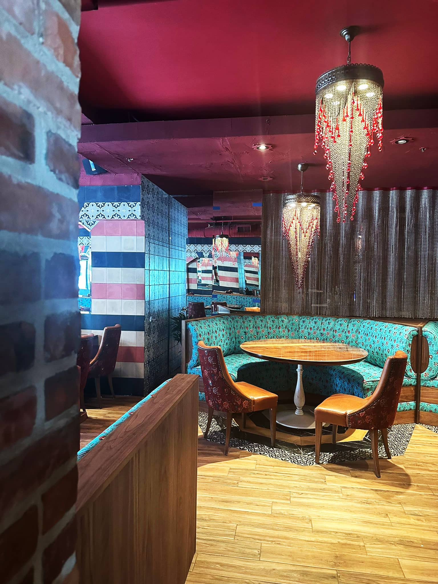 Intérieur du restaurant Damas au design moyen-oriental vibrant, conçu par Atelier MIM.