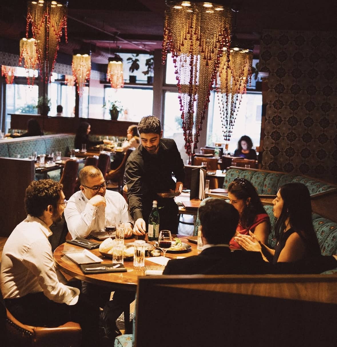Aménagement chaleureux et accueillant des espaces assis à l’intérieur du restaurant Damas, conçu par Atelier MIM.