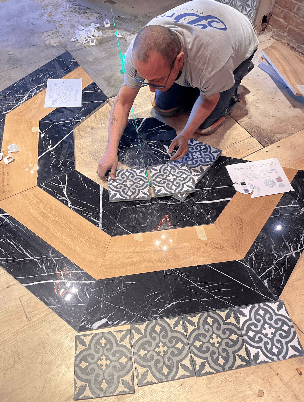 Carrelage coloré et détails muraux raffinés au restaurant Damas, conçus par Atelier MIM.