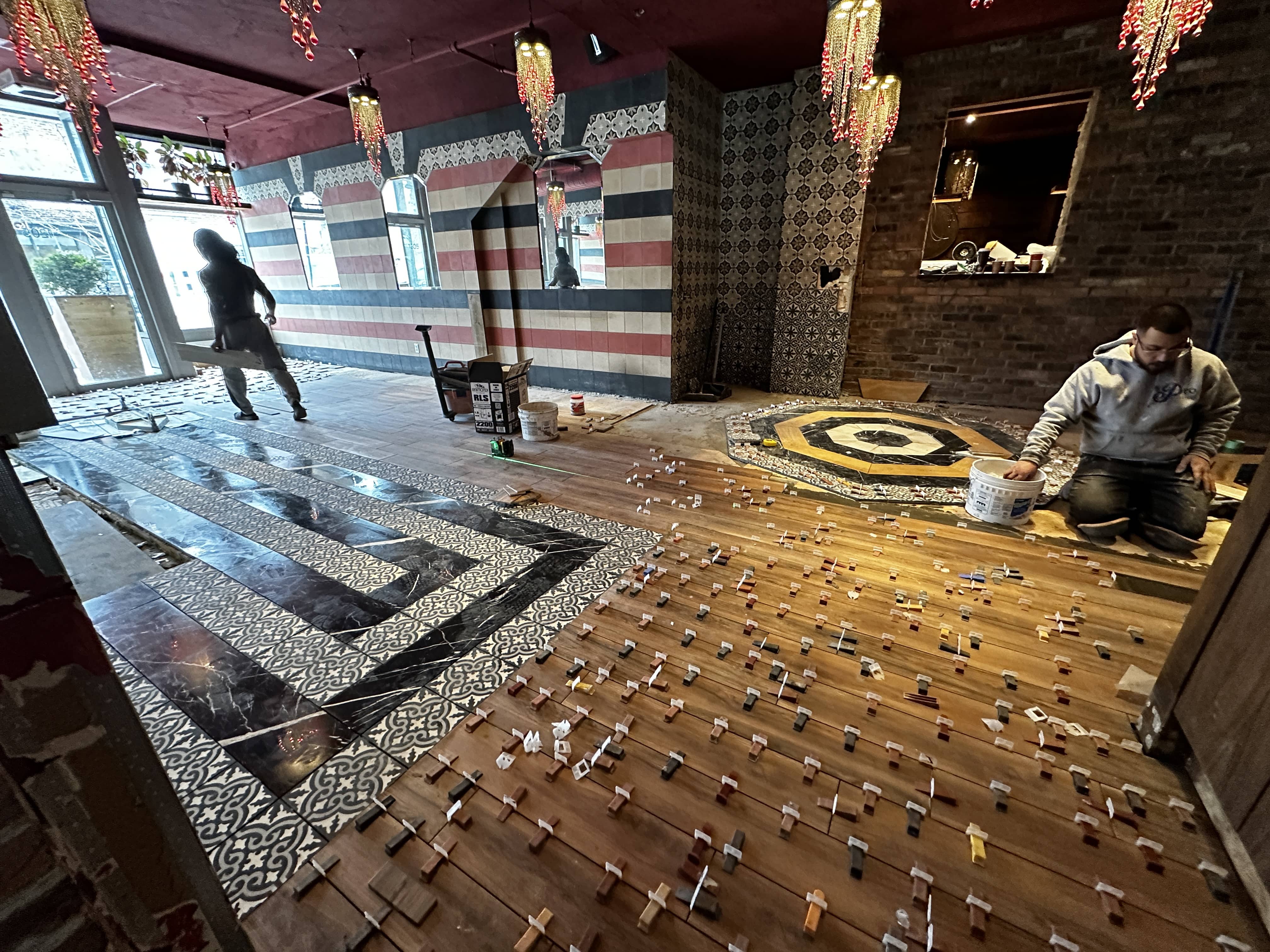 Entrée du restaurant Damas avec image de marque distinctive et éléments architecturaux, conçue par Atelier MIM.