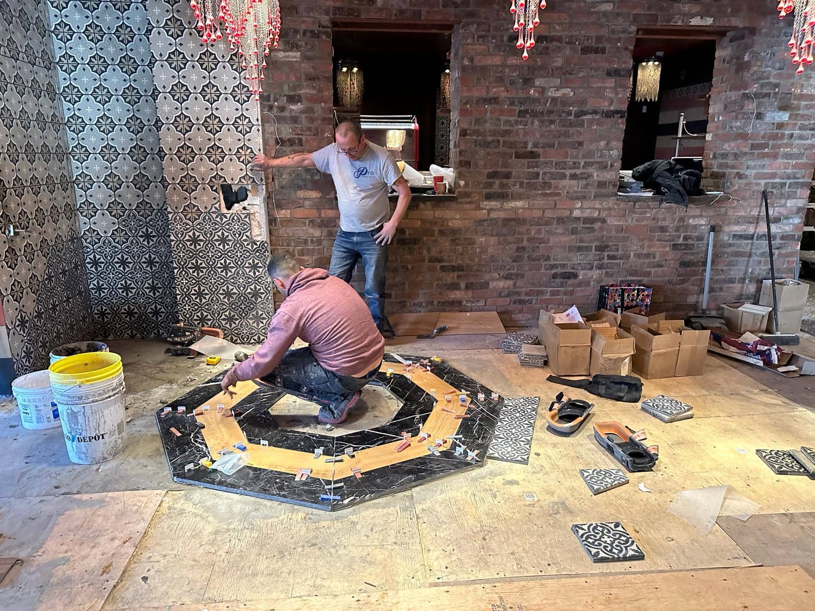 Processus de construction du plancher du restaurant Damas, illustrant la pose des matériaux réalisée par Atelier MIM.