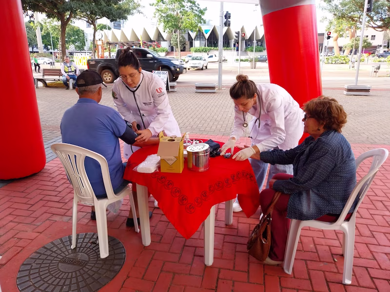 Unipar na Praça: ações de atendimento à população são realizadas em Cascavel e Toledo