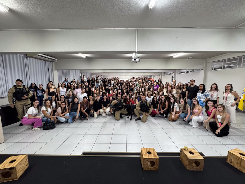 Aula Magna dos cursos de Farmácia e Biomedicina apresenta o trabalho dos cães policiais