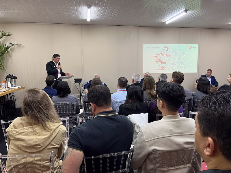 Unipar promove Café de Negócios e reúne lideranças para debater desenvolvimento do Oeste Paranaense