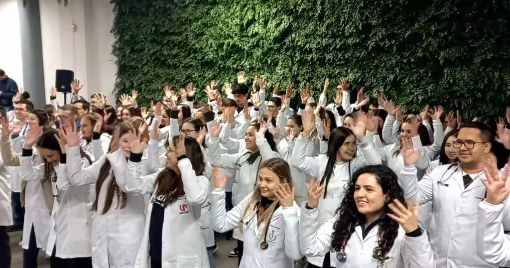 Estudantes de medicina da Unipar realizam apresentação de música em libras