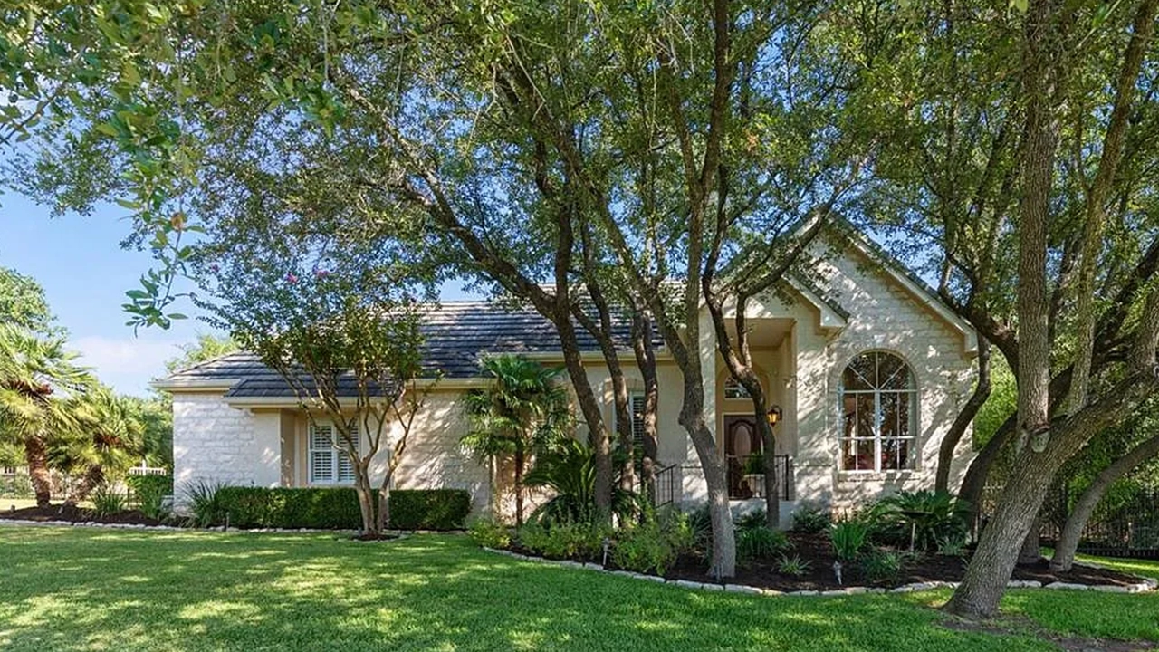 oak tree trimming in front yard of cental texas home