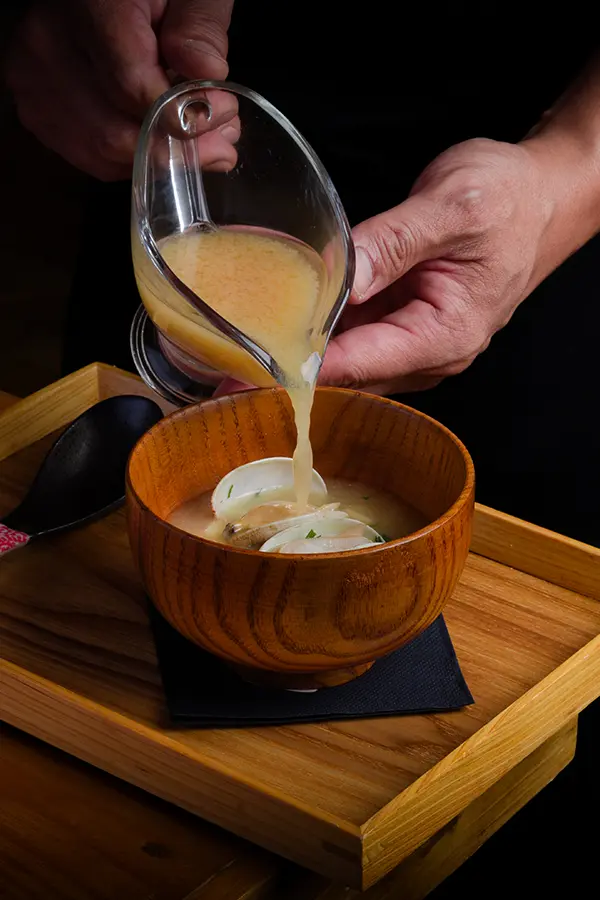 plato vertiendo sopa