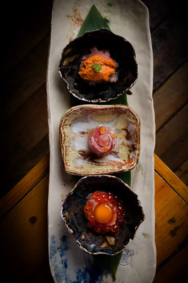 plato vertical de tres salmones