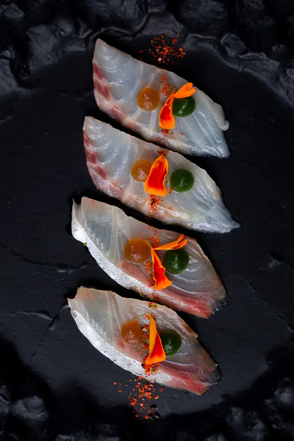 plato negro comida japonesa