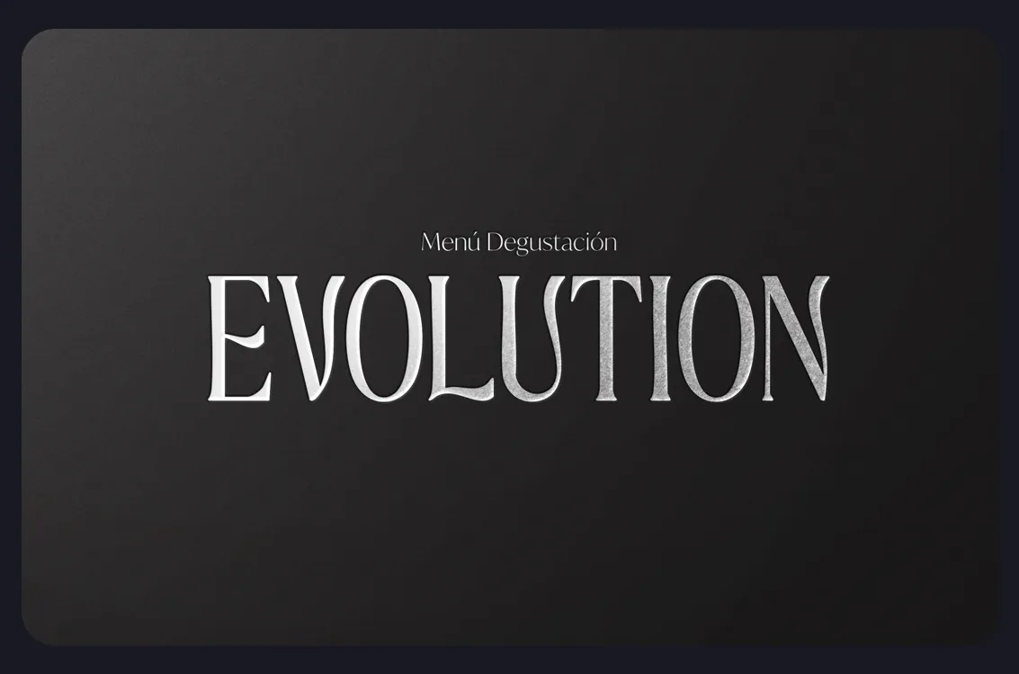 Texto 'Menú Degustación EVOLUTION' en letras plateadas sobre fondo negro.