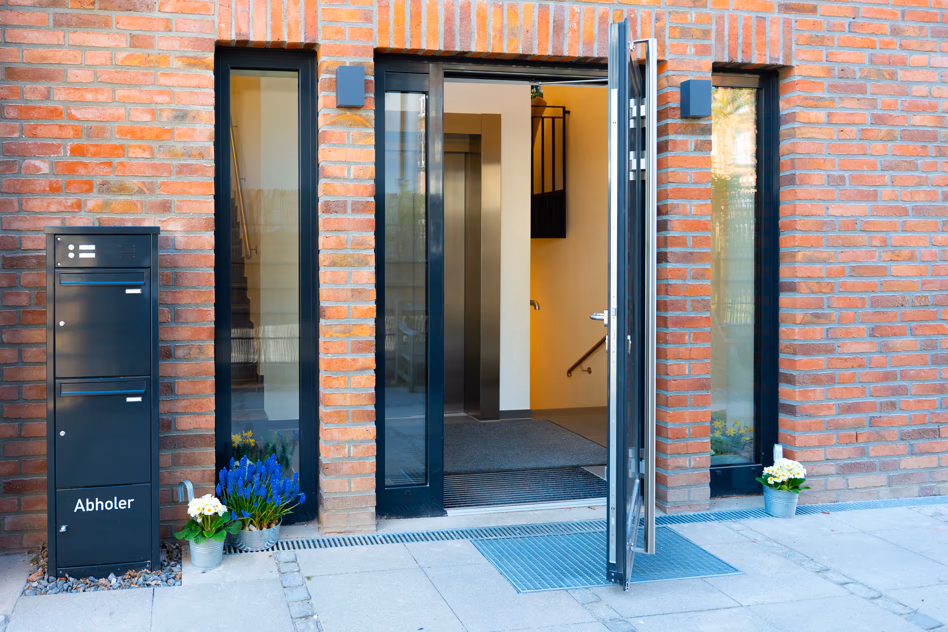 Eingangstür der Praxis Dr. Winter in Lüneburg mit Blumen am Eingang