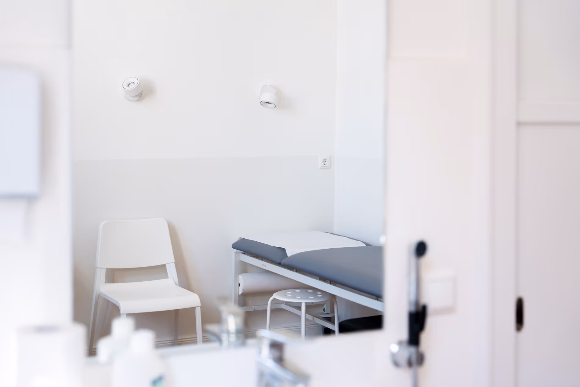 Heller Untersuchungsraum mit Untersuchungsliege und Stuhl in der Praxis Dr. Winter