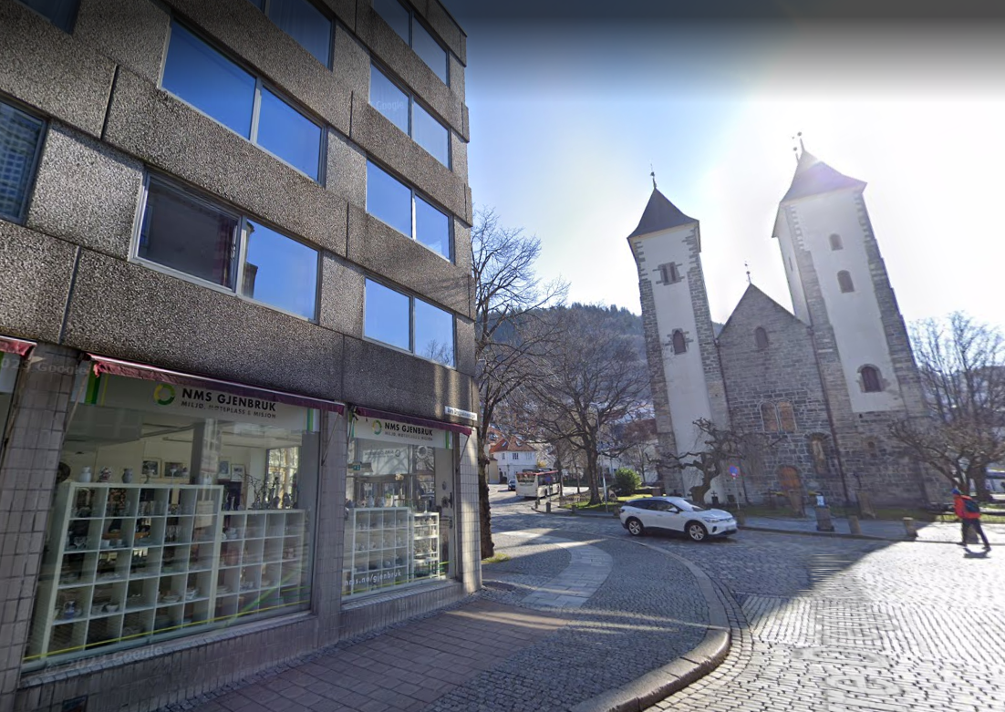Butikken ligger like ved Mariakirken - Bergens eldste byggverk. 