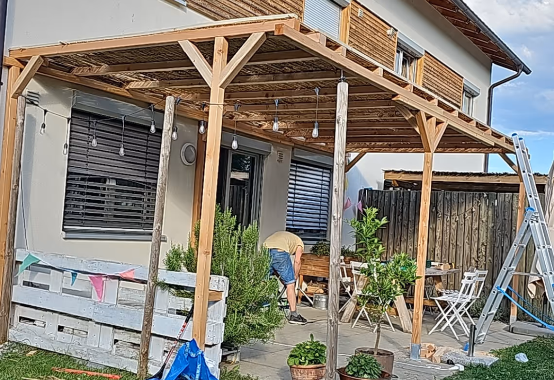 Schlichte Pergola als Sonnenschutz