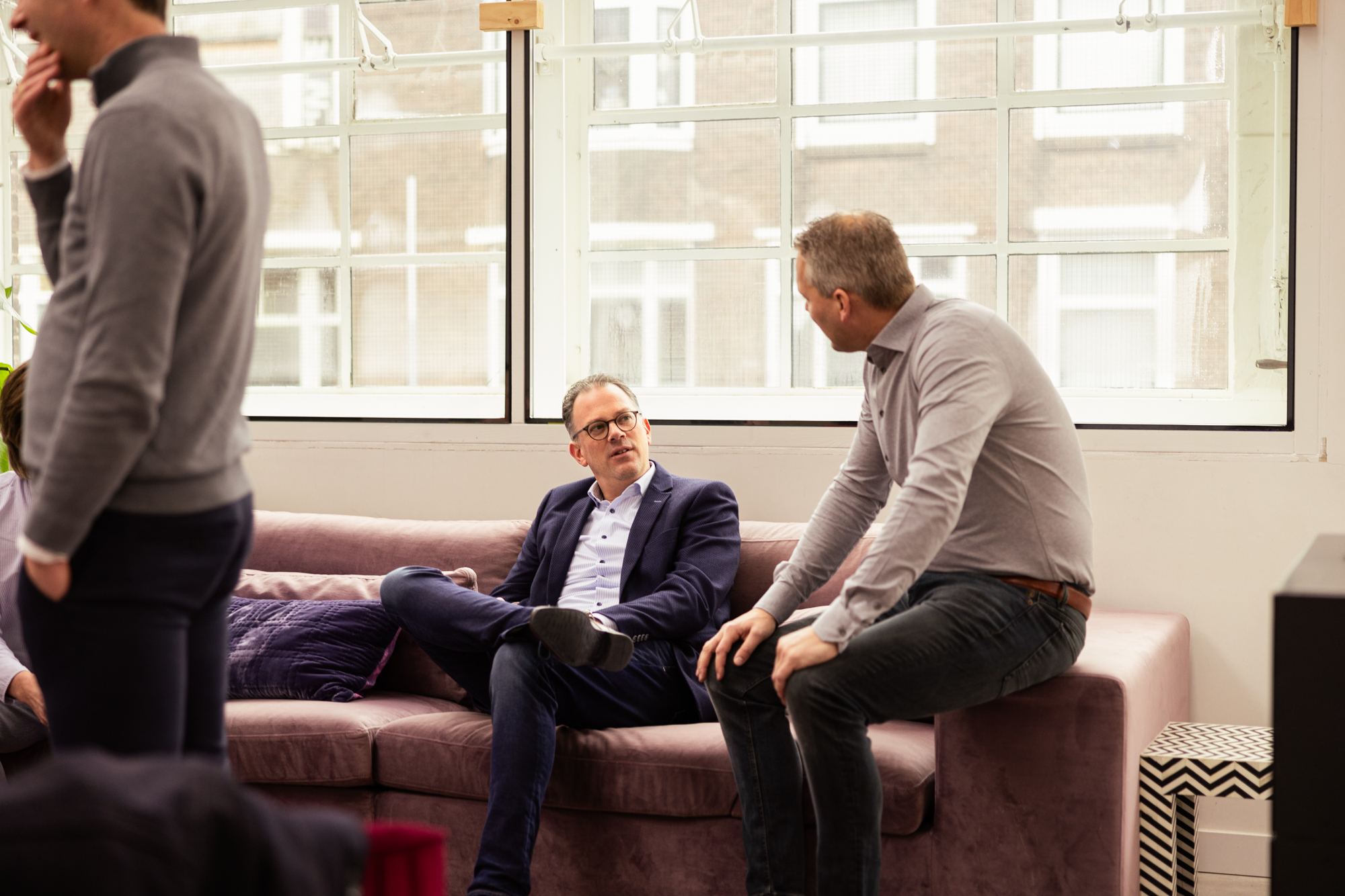 Twee medewerkers in gesprek over duurzame inzetbaarheid bij vergrijzing op de werkvloer