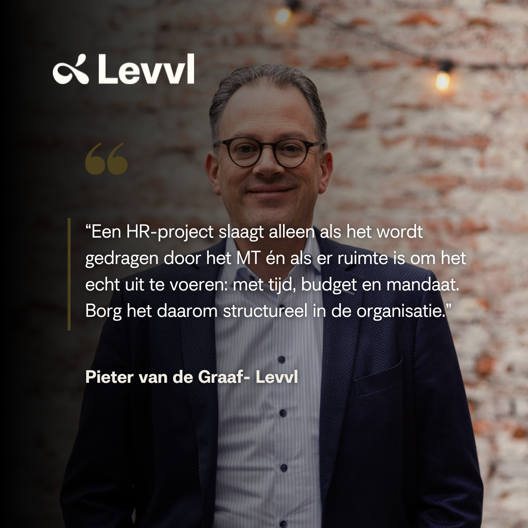Portret van Pieter van de Graaf, HR-expert bij Levvl, met quote over het belang van draagvlak, tijd en budget voor succesvolle HR-projecten: “Een HR-project slaagt alleen als het wordt gedragen door het MT én als er ruimte is om het echt uit te voeren — met tijd, budget en mandaat