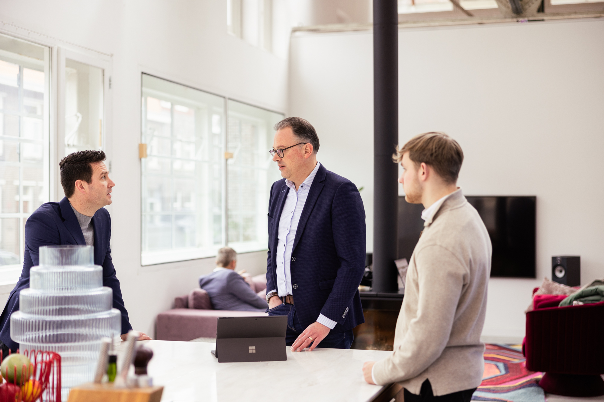 Business controller en financial controller bespreken de maandcijfers