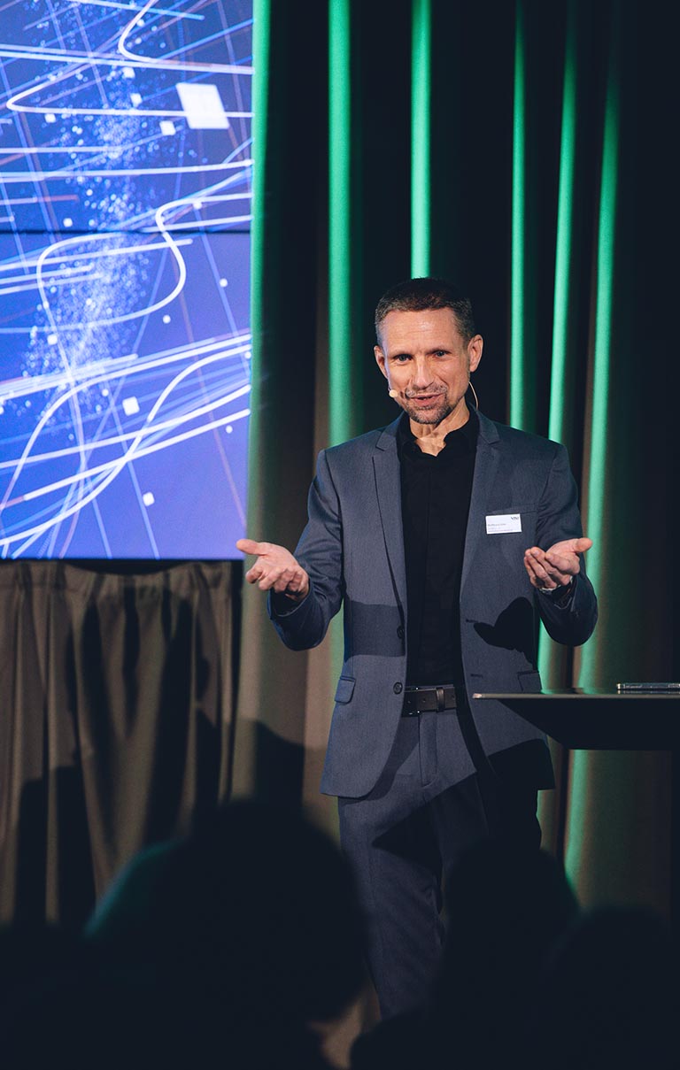 Wolfgang Eder is giving an inspiring interactive keynote about human AI teams and the workforce of the 21st century