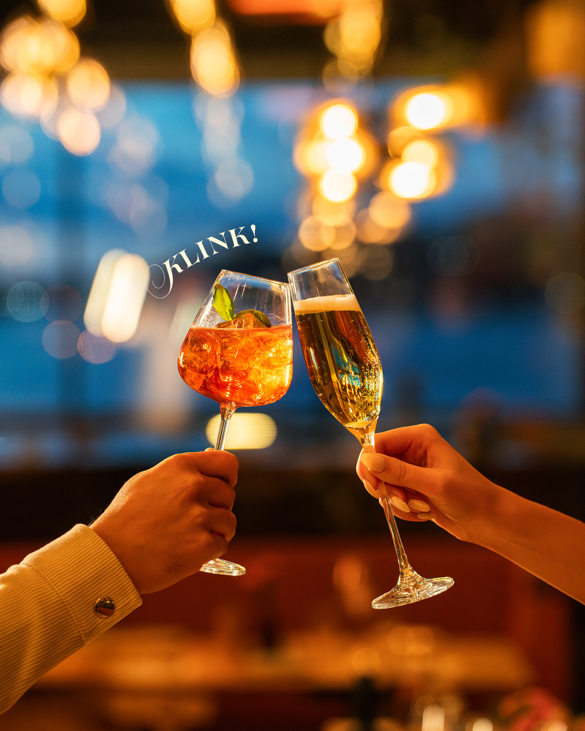 Bild på ett par som skålar