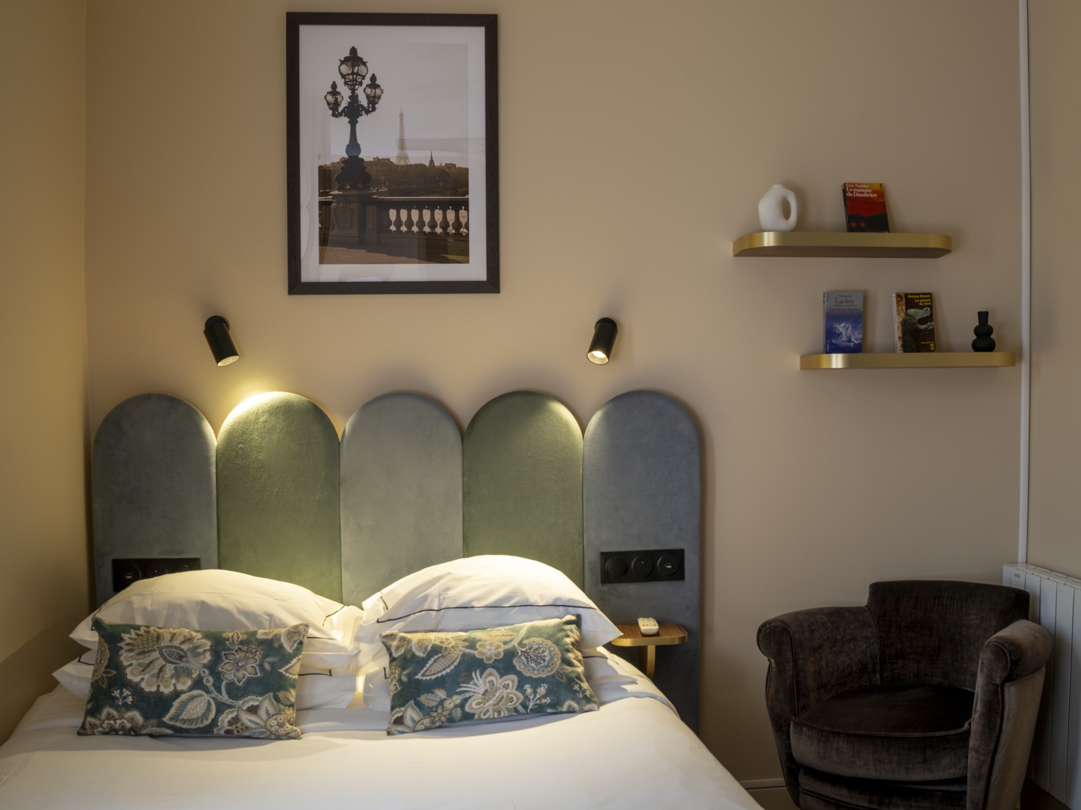 chambre hotel avec tête de lit colorée et décoration moderne