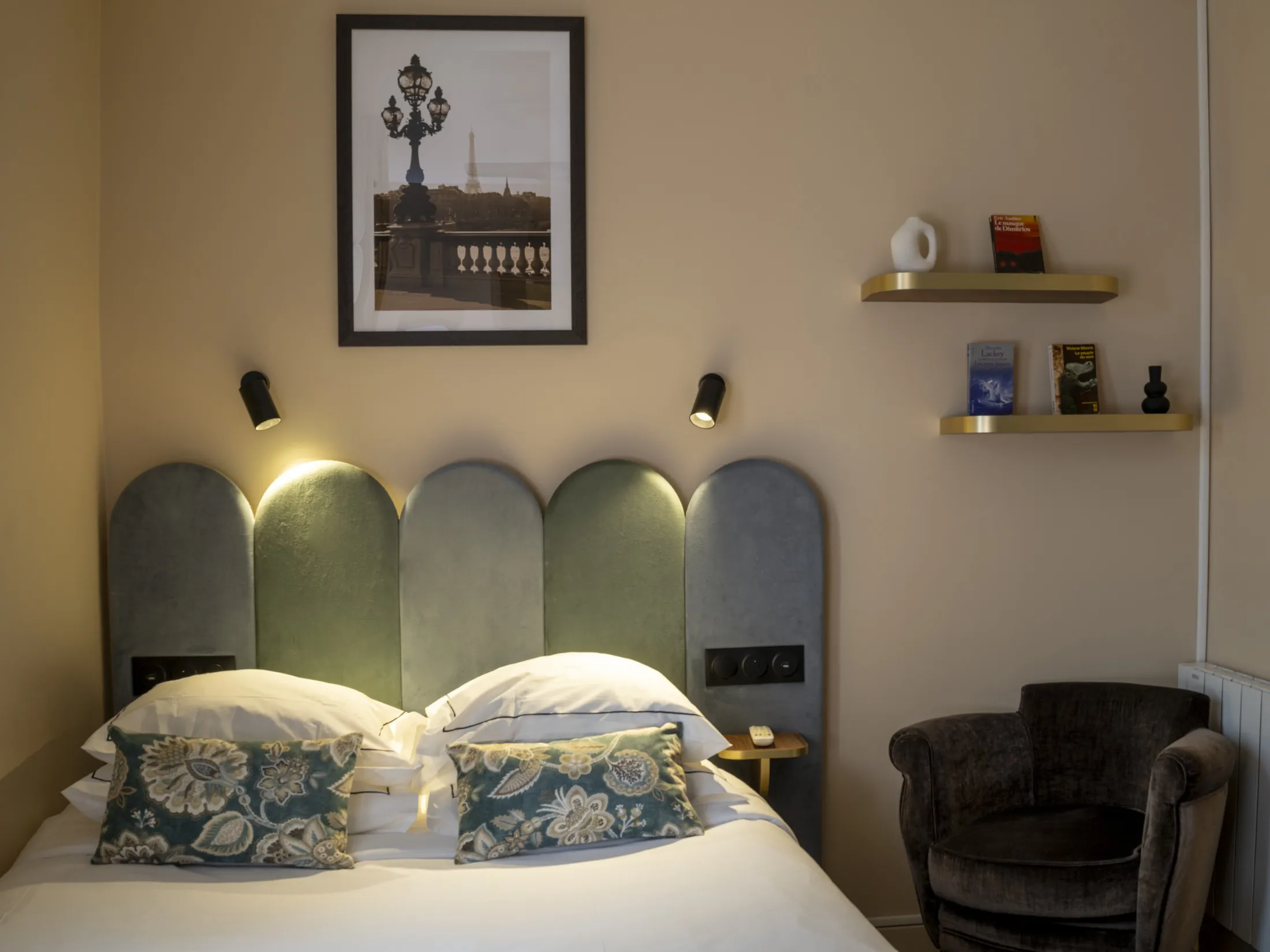 chambre hotel avec tête de lit colorée et décoration moderne