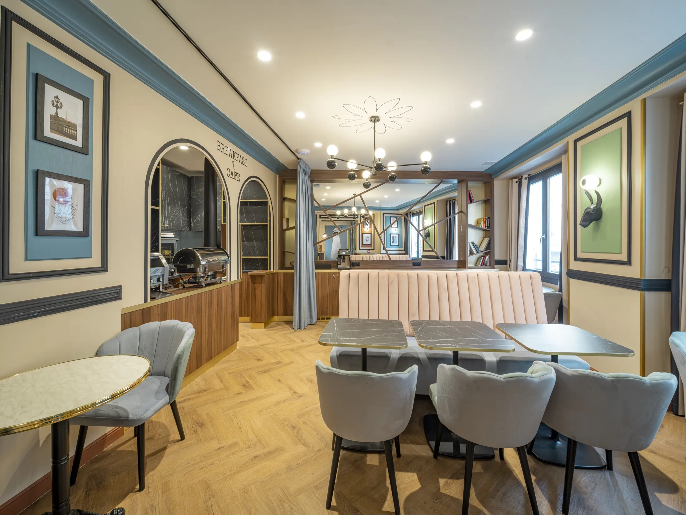 salle de déjeuner lumineuse et colorée