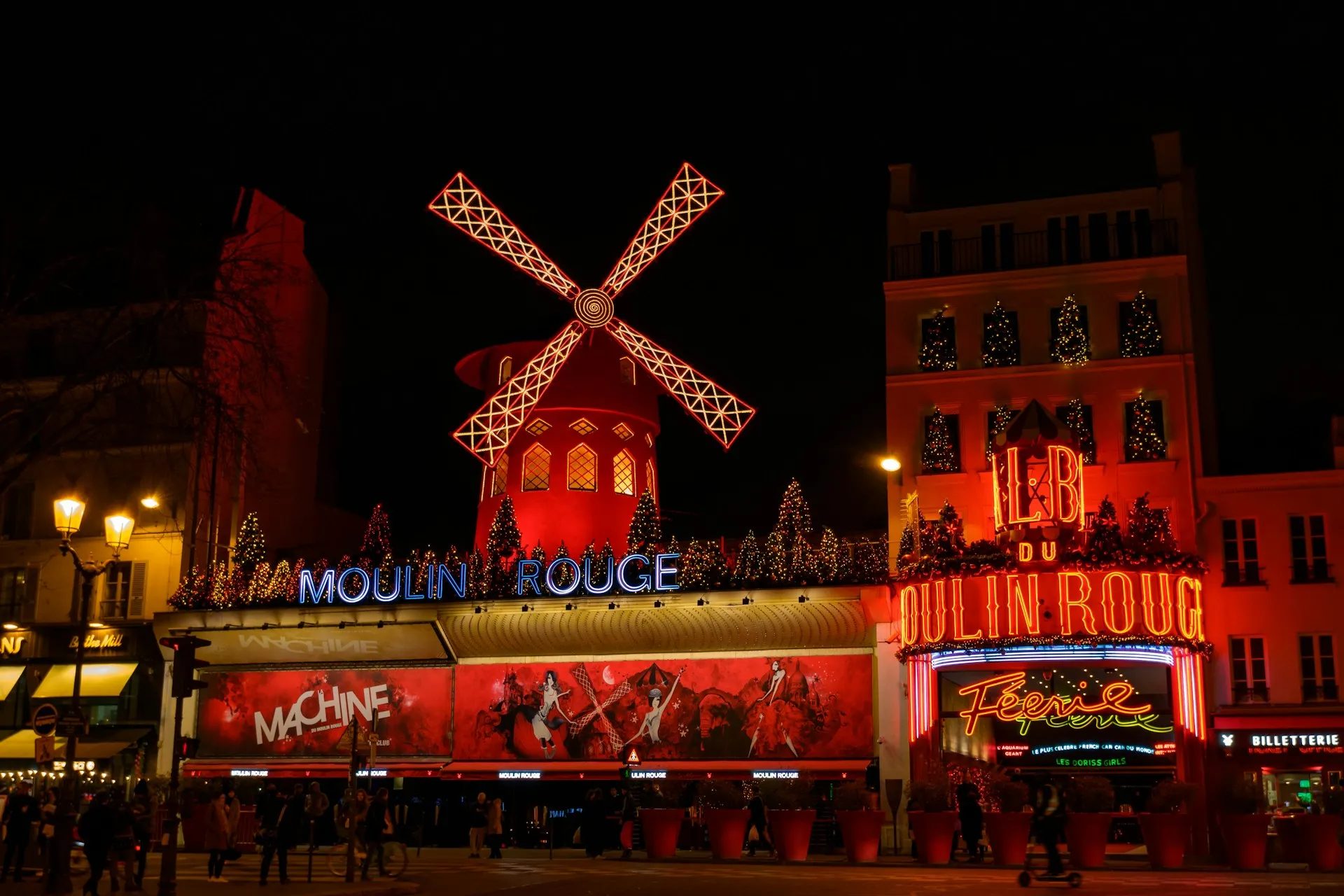 devanture du moulin rouge, celèbre cabaret Parisien