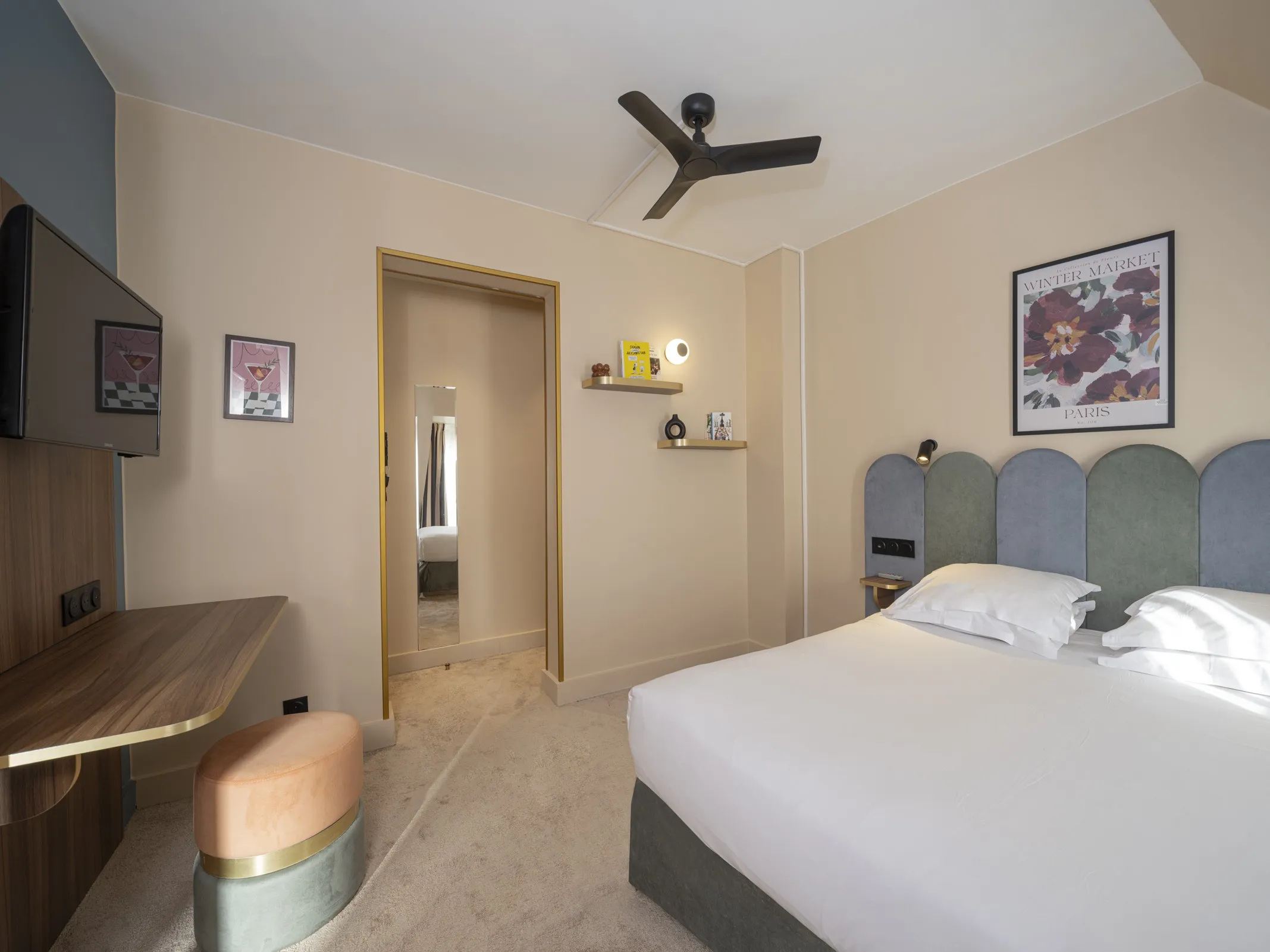 Chambre lumineuse et colorée, cadre fleuri, tête de lit arrondi verte et bleue