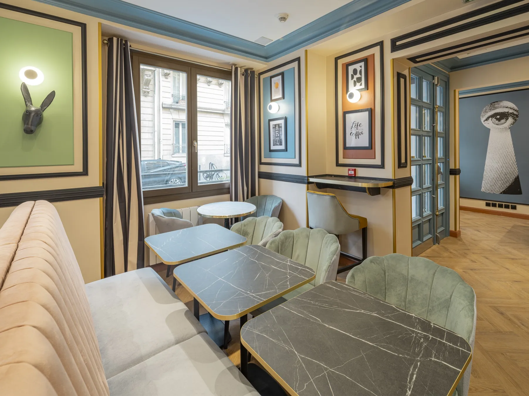 Salle de petit déjeuner lumineuse et colorée, salle chaleureuse