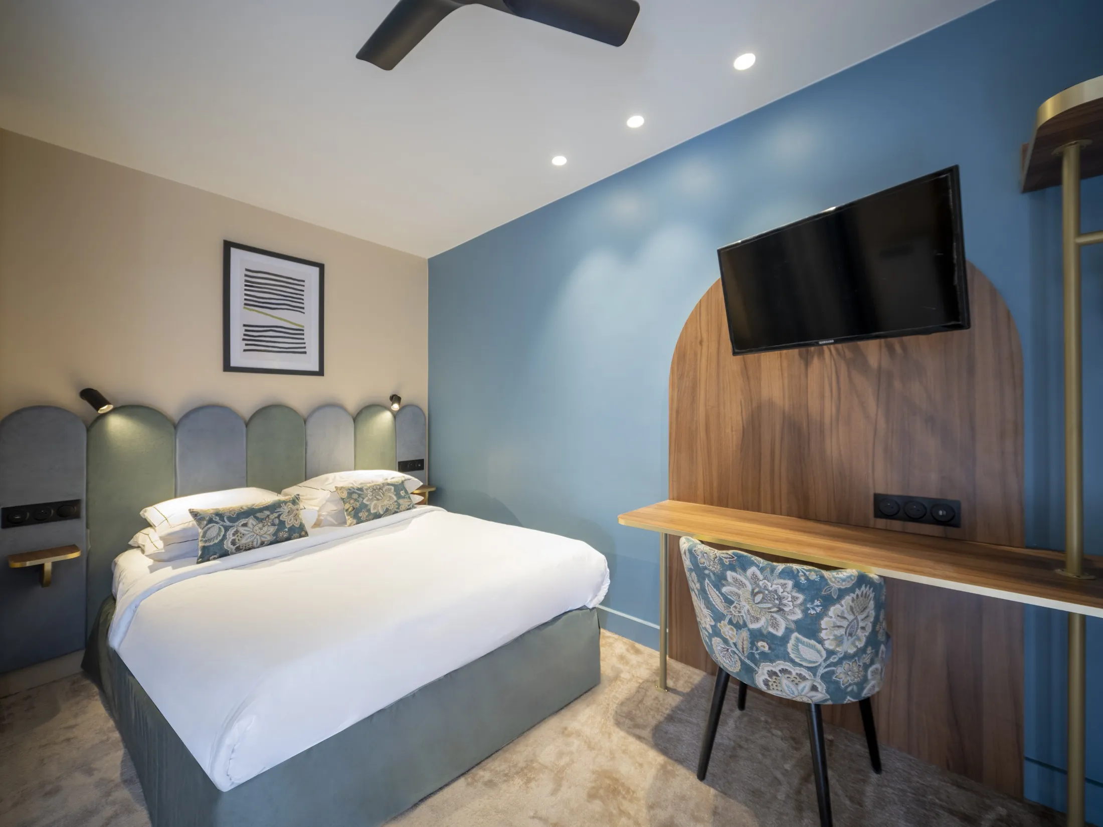 Chambre colorée et lumineuse