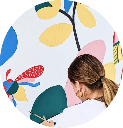 Une image de Sélina Landreau en train de peindre