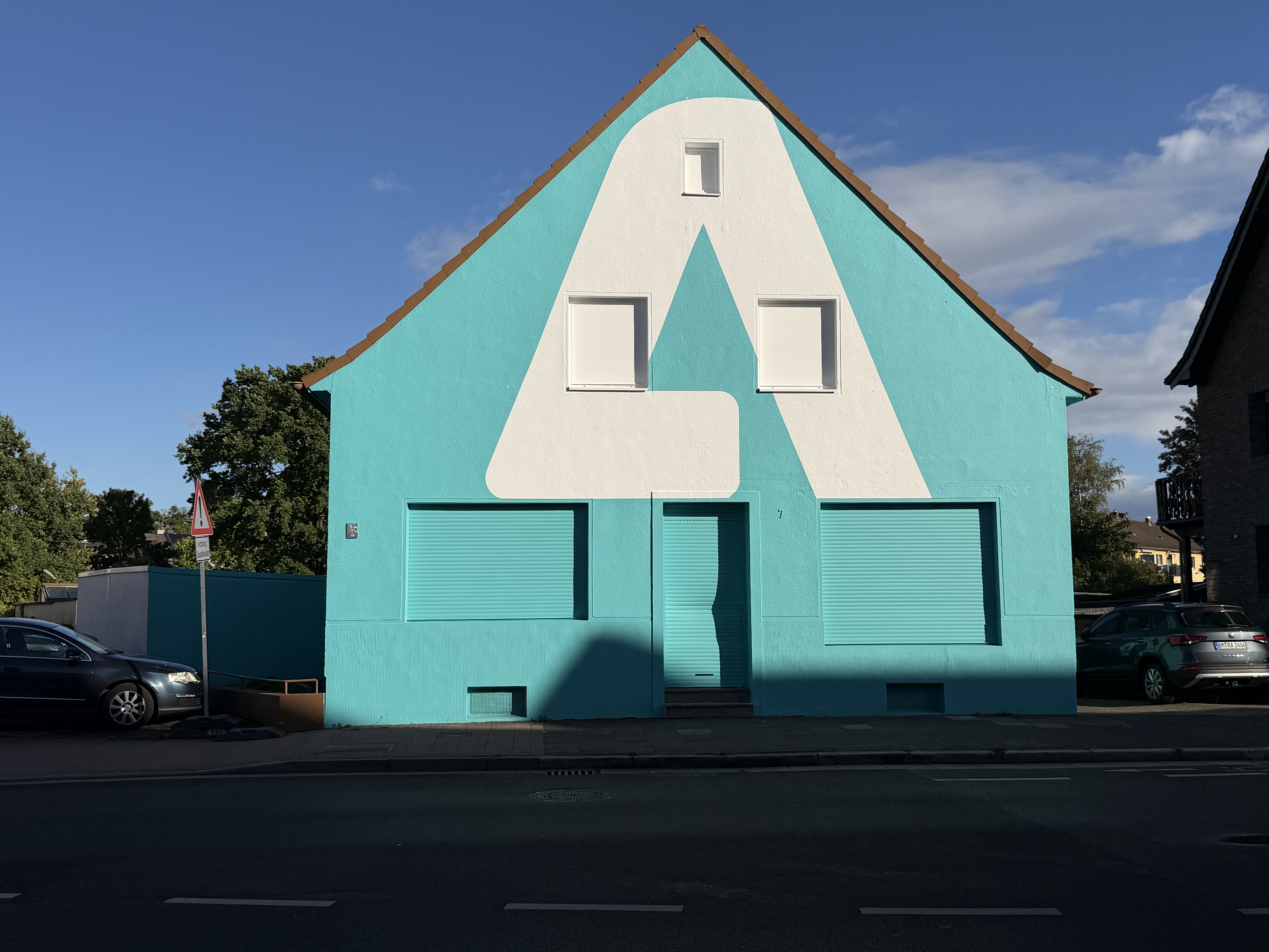 Das Bestandsgebäude an der Pingsdorfer Straße 7, vollständig in AREAL Celeste gestrichen