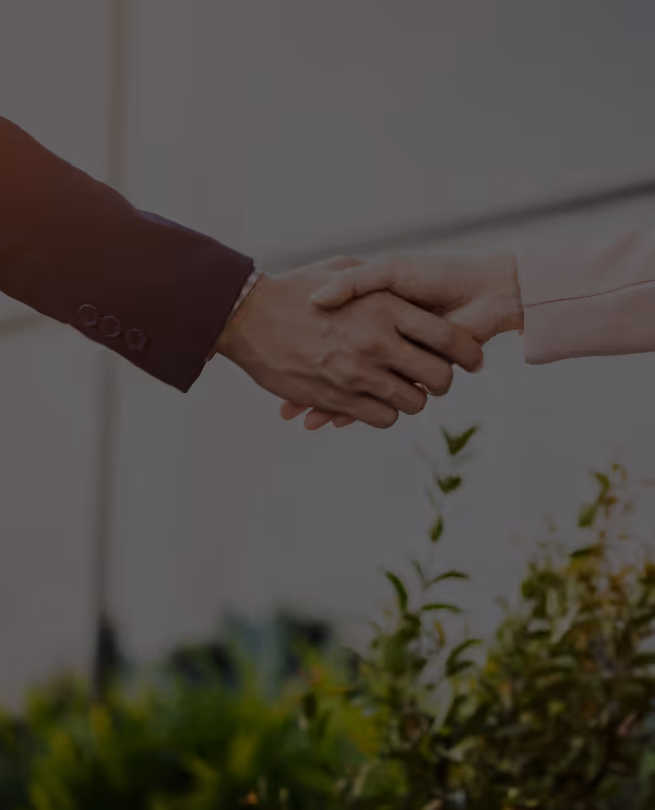 Un paysagiste qui signe un client