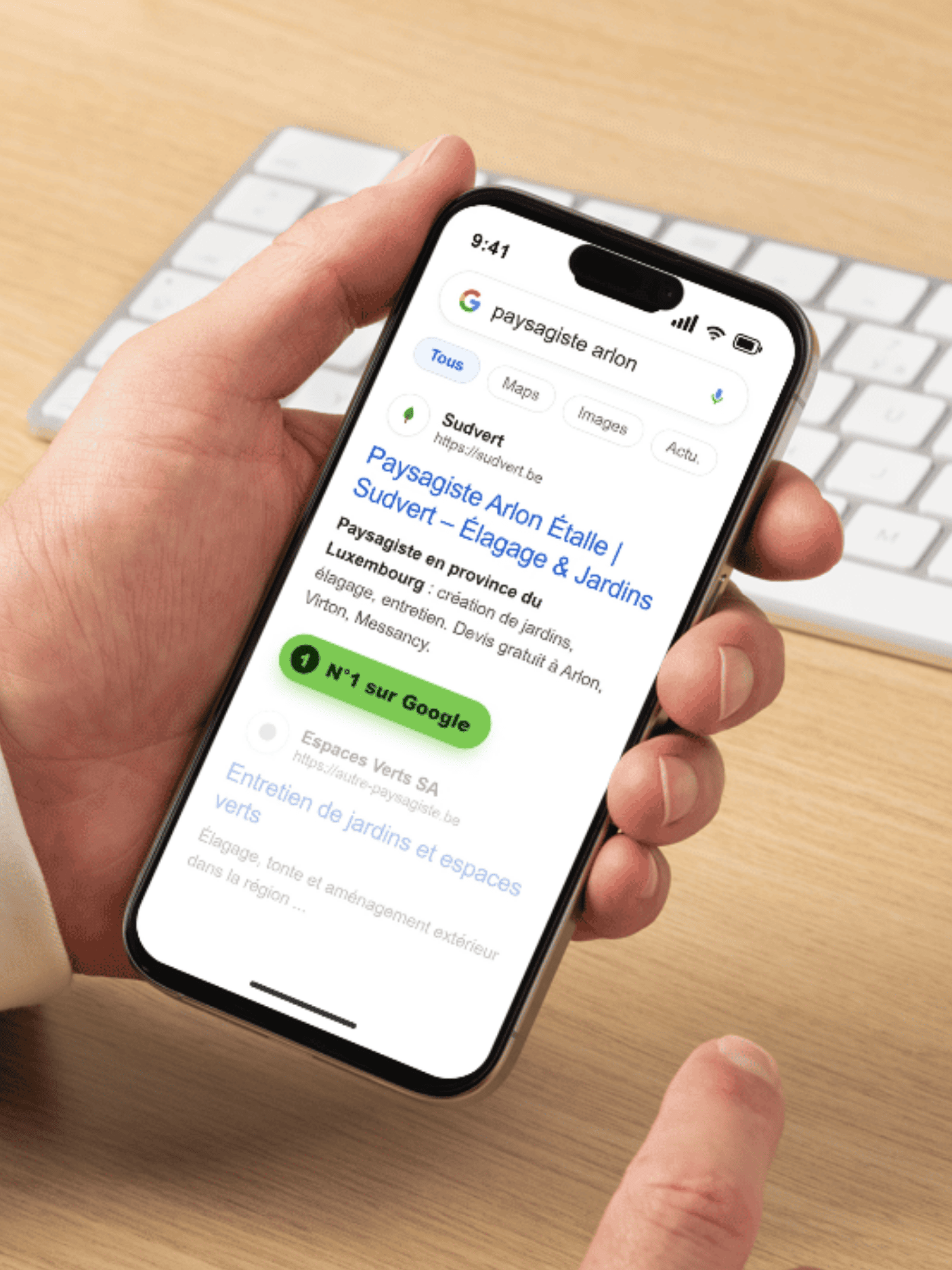 Main tenant un smartphone affichant une recherche Google pour paysagiste Arlon Sudvert, classé n°1 sur Google.
