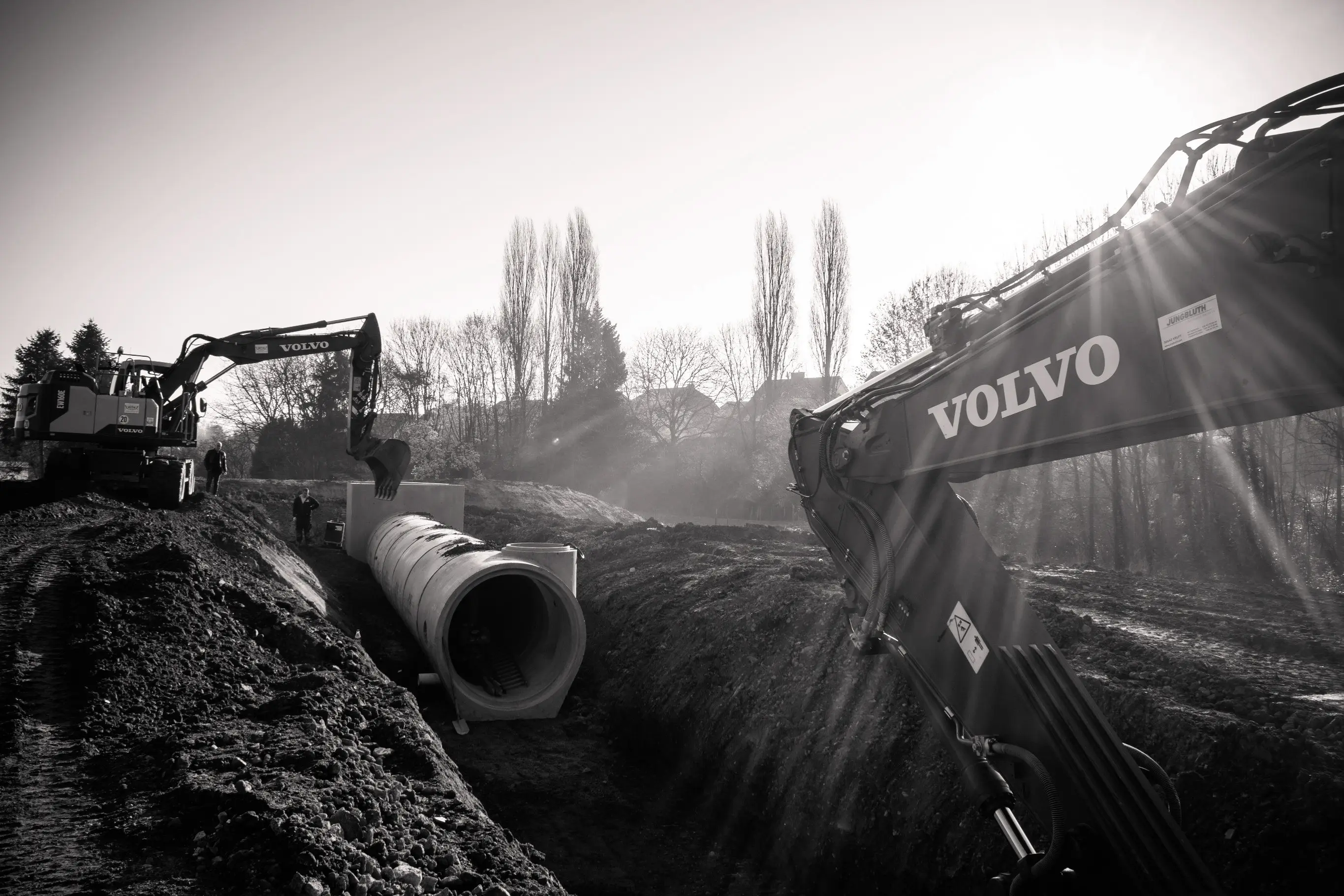 Baustelle Kanalbai in Schwarz-Weiß mit zwei Baggern