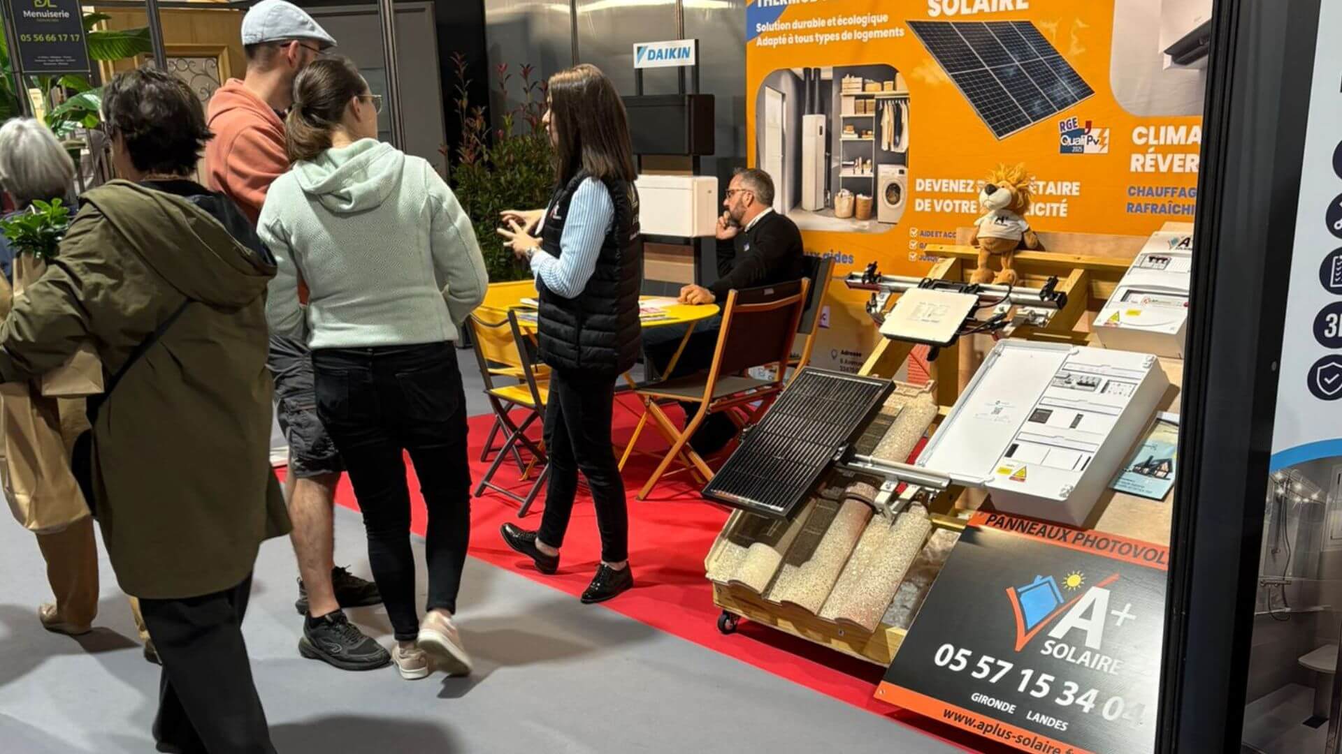 Stand A+ Solaire et A+ Isolation au Salon Habitat & Déco du Bassin d’Arcachon 2025 – présentation de solutions solaires, pompes à chaleur et isolation aux visiteurs à La Teste-de-Buch.