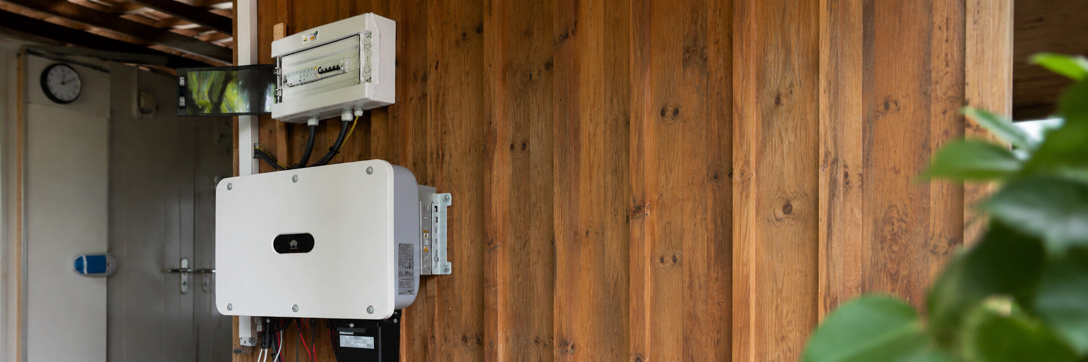 Détail d’un onduleur solaire Huawei avec coffret de protection électrique installé lors d’un chantier photovoltaïque.