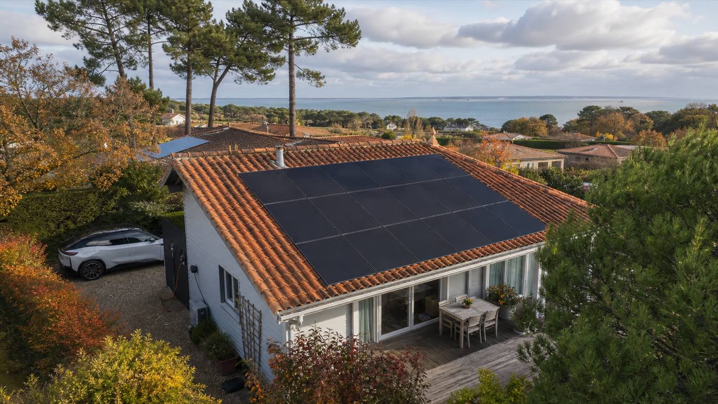 Maison du Bassin d’Arcachon équipée de panneaux solaires, illustrant la variation saisonnière de la production.