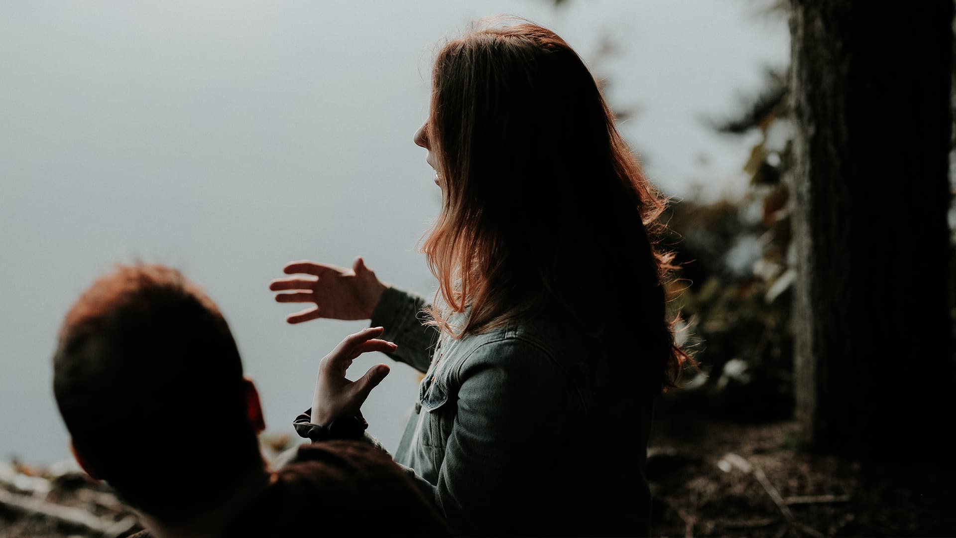 2 people in conversation