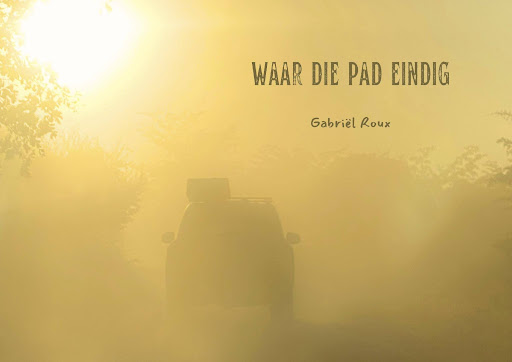 Boekomslag van "Waar die Pad Eindig" deur Gabriël Roux, met 'n dowwe goue landskap en 'n 4x4-voertuig geskilder in newelrige sonlig wat deur bome filter.