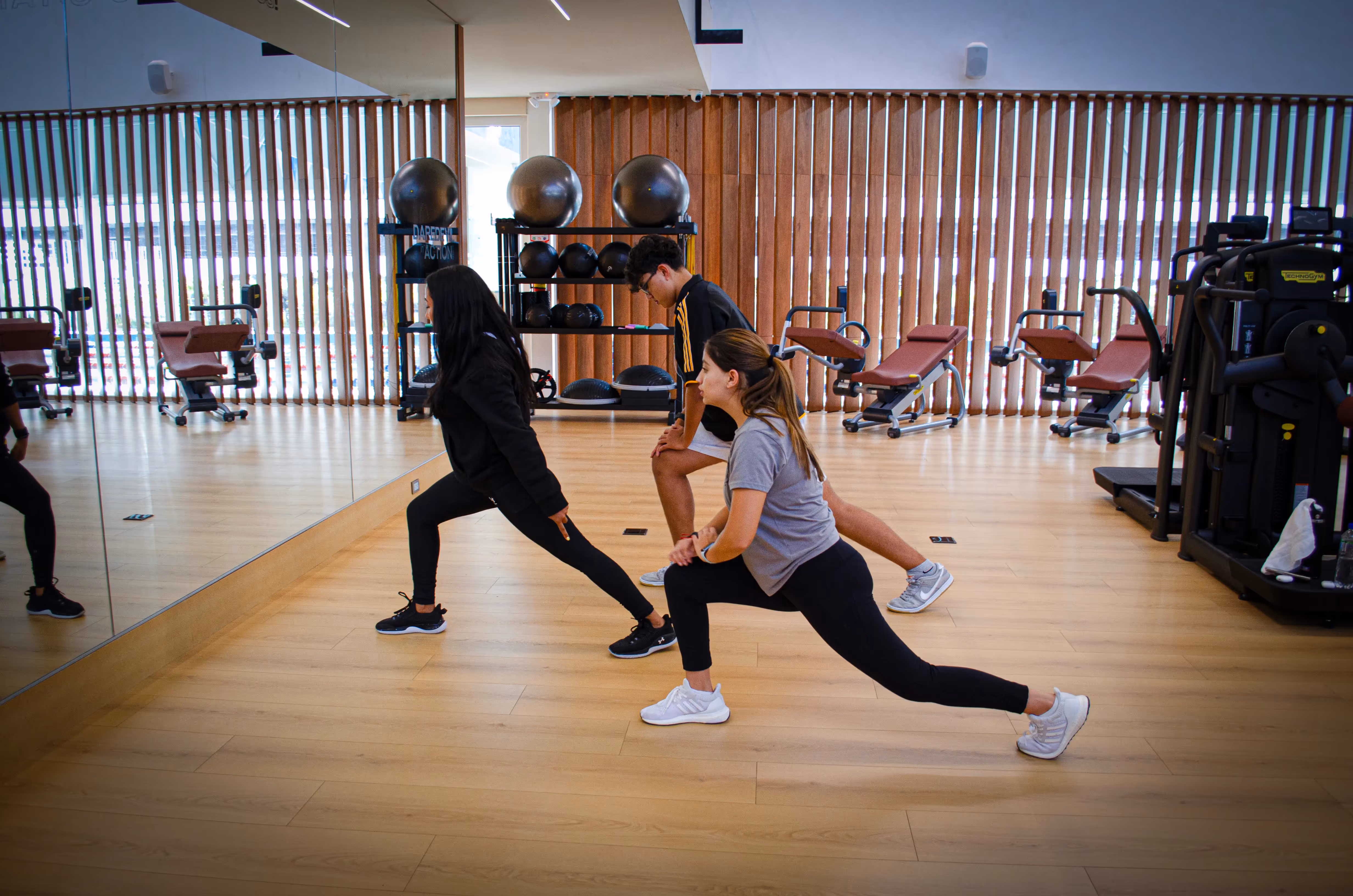 Personas realizando ejercicios de elongación