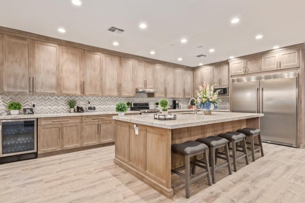 Shared kitchen with island seating at Ohana Straight Arrow North.