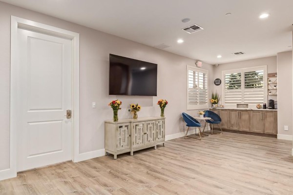 Shared living room and television at Ohana Straight Arrow North.