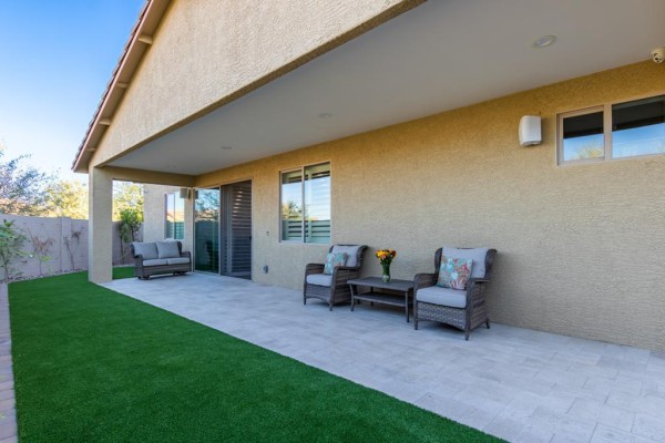 Covered patio and lawn at Ohana Straight Arrow North.