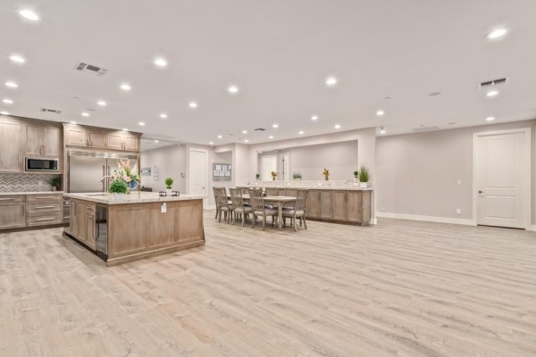 Shared kitchen and dining area at Ohana Straight Arrow North.