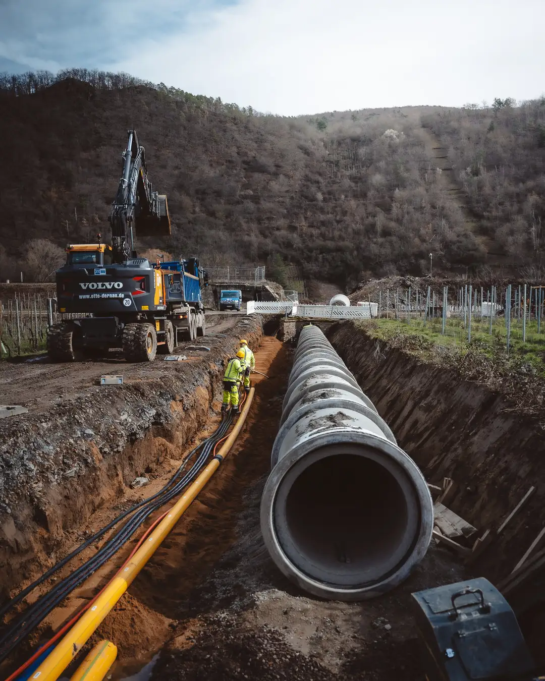 Tiefbauarbeiten mit offenem Rohrgraben und verlegtem Leitungsverlauf