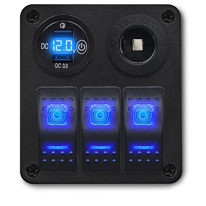 Zwart 12V schakelpaneel met QC 3.0 USB-lader, digitale voltmeter, sigarettenaansteker en drie blauw verlichte schakelaars.