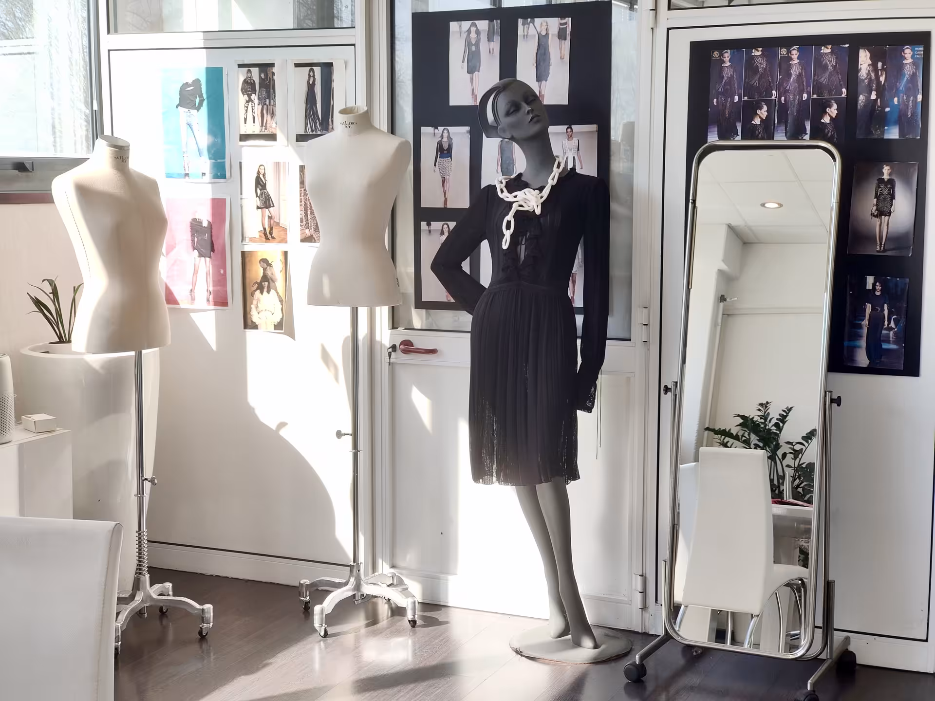 Showroom Max Company con manichini e moodboard di collezione – spazio creativo per la prototipazione e lo sviluppo campionari di maglieria Made in Italy.